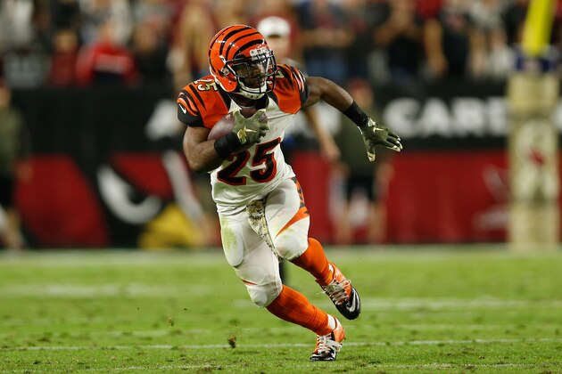 GLENDALE, AZ - NOVEMBER 22:  Running back Giovani Bernard #25 of the Cincinnati Bengals rushes the football against the Arizona Cardinals during the NFL game at the University of Phoenix Stadium on November 22, 2015 in Glendale, Arizona.  The Cardinals defeated the Bengals 34-31.  (Photo by Christian Petersen/Getty Images)