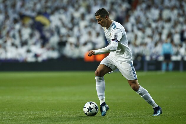 MADRID, SPAIN - DECEMBER 06: Cristiano Ronaldo of Real Madrid CF controls the ball during the UEFA Champions League group H match between Real Madrid and Borussia Dortmund at Estadio Santiago Bernabeu on December 6, 2017 in Madrid, Spain. (Photo by Gonzalo Arroyo Moreno/Getty Images)