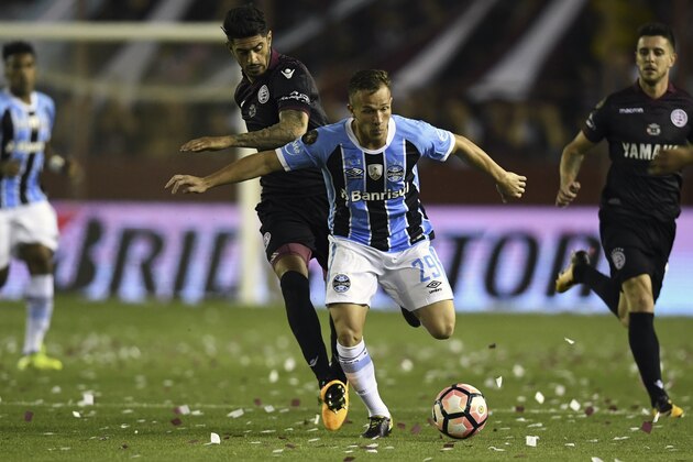 Brazil's Gremio midfielder Arthur (R) vies for the ball with Argentina's Lanus midfielder Roman Martinez during their Copa Libertadores 2017 final football match at Lanus stadium in Lanus, Buenos Aires, Argentina, on November 29, 2017. / AFP PHOTO / EITAN ABRAMOVICH        (Photo credit should read EITAN ABRAMOVICH/AFP/Getty Images)