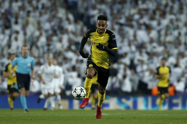MADRID, SPAIN - DECEMBER 06: Pierre-Emetic Aubameyang of Borussia Dortmund controls the ball during the UEFA Champions League group H match between Real Madrid and Borussia Dortmund at Estadio Santiago Bernabeu on December 6, 2017 in Madrid, Spain. (Photo by Gonzalo Arroyo Moreno/Getty Images)
