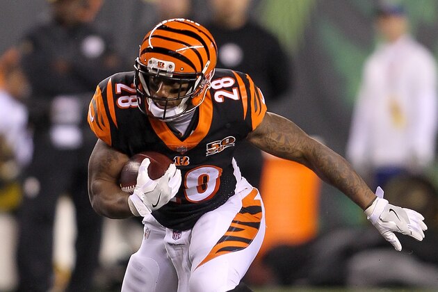 CINCINNATI, OH - DECEMBER 04:  Joe Mixon #28 of the Cincinnati Bengals runs with the ball against the Pittsburgh Steelers during the first half at Paul Brown Stadium on December 4, 2017 in Cincinnati, Ohio.  (Photo by John Grieshop/Getty Images)