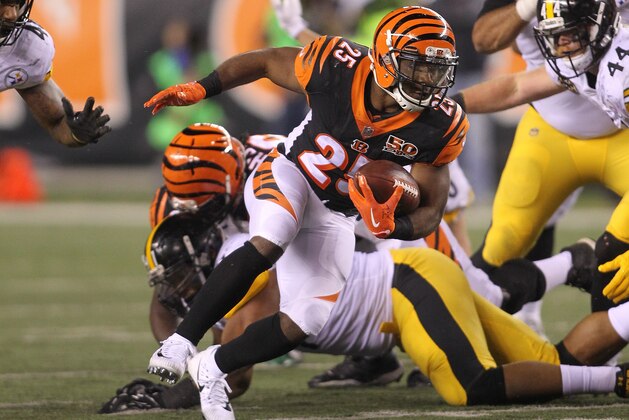 CINCINNATI, OH - DECEMBER 04:  Giovani Bernard #25 of the Cincinnati Bengals runs with the ball against the Pittsburgh Steelers during the first half at Paul Brown Stadium on December 4, 2017 in Cincinnati, Ohio.  (Photo by John Grieshop/Getty Images)