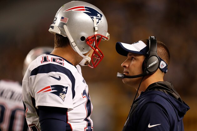 PITTSBURGH, PA - OCTOBER 23:  Tom Brady #12 of the New England Patriots talks with Offensive Coordinator Josh McDaniels in the fourth quarter during the game against the Pittsburgh Steelers at Heinz Field on October 23, 2016 in Pittsburgh, Pennsylvania. (Photo by Justin K. Aller/Getty Images)