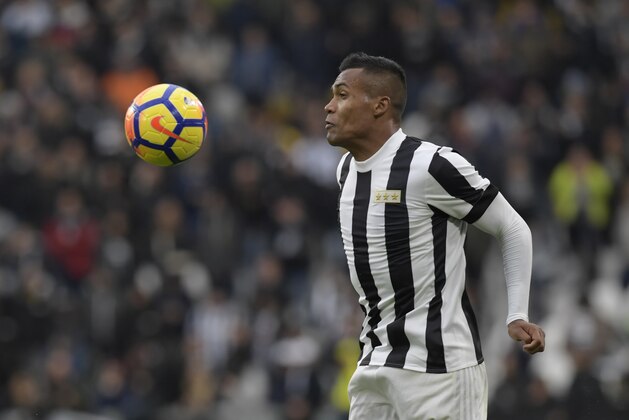Juventus' Brazilian defender Alex Sandro Lobo Silva controls the ball during the Italian Serie A football match Juventus vs Benevento at the Juventus stadium in Turin on November 5, 2017. / AFP PHOTO / MIGUEL MEDINA        (Photo credit should read MIGUEL MEDINA/AFP/Getty Images)