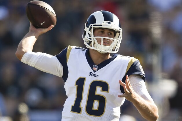 El quarterback Jared Goff de los Rams de Los Angeles lanza un pase ante los Saints de Nueva Orleáns, el domingo 26 de noviembre de 2017. (AP Foto/Kelvin Kuo)