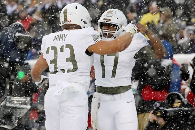 PHILADELPHIA, PA - DECEMBER 09:  Darnell Woolfolk #33 of the Army Black Knights celebrates his touchdown with teammate Ahmad Bradshaw #17 in the first half against the Navy Midshipmen on December 9, 2017  at Lincoln Financial Field in Philadelphia, Pennsylvania.  (Photo by Elsa/Getty Images)