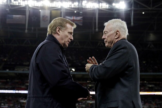 ARCHIVO - En esta foto de archivo del 9 de noviembre de 2014, el comisionado de la NFL, Roger Goodell, y el dueño de los Cowboys de Dallas, Jerry Jones, hablan durante un partido en el Estadio Wembley de Londres (AP Foto/Matt Dunham, archivo)