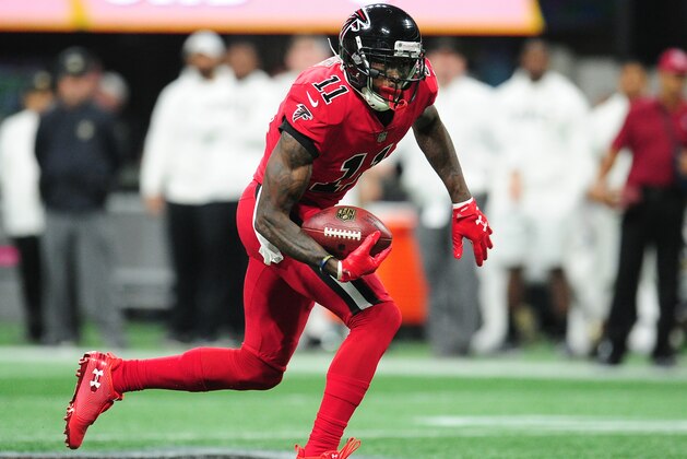 ATLANTA, GA - DECEMBER 7: Julio Jones #11 of the Atlanta Falcons runs with a catch against the New Orleans Saints at Mercedes-Benz Stadium on December 7, 2017 in Atlanta, Georgia. (Photo by Scott Cunningham/Getty Images)