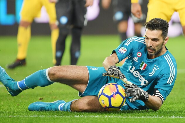 NAPLES, ITALY - DECEMBER 01:  Gianluigi Buffon of Juventus in action during the Serie A match between SSC Napoli and Juventus at Stadio San Paolo on December 1, 2017 in Naples, Italy.  (Photo by Francesco Pecoraro/Getty Images)