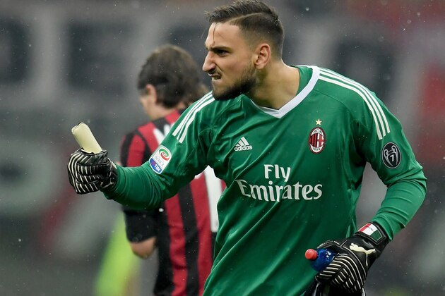 MILAN, ITALY - DECEMBER 10:  Gianluigi Donnarumma of AC Milan reacts during the Serie A match between AC Milan and Bologna FC at Stadio Giuseppe Meazza on December 10, 2017 in Milan, Italy.  (Photo by Claudio Villa./Getty Images)