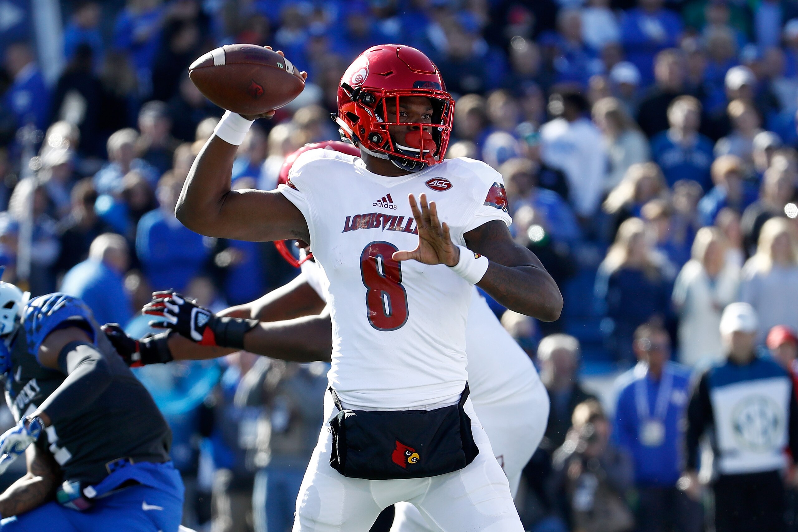 LEXINGTON, KY - NOVEMBER 25:  Lamar Jackson #8 of the Louisville Cardinals throws a  pass against the Kentucky Wildcats during the game at Commonwealth Stadium on November 25, 2017 in Lexington, Kentucky.  (Photo by Andy Lyons/Getty Images)