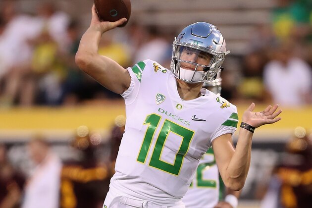 TEMPE, AZ - SEPTEMBER 23:  Quarterback Justin Herbert #10 of the Oregon Ducks warms up before the college football game against the Arizona State Sun Devils at Sun Devil Stadium on September 23, 2017 in Tempe, Arizona.  (Photo by Christian Petersen/Getty Images)