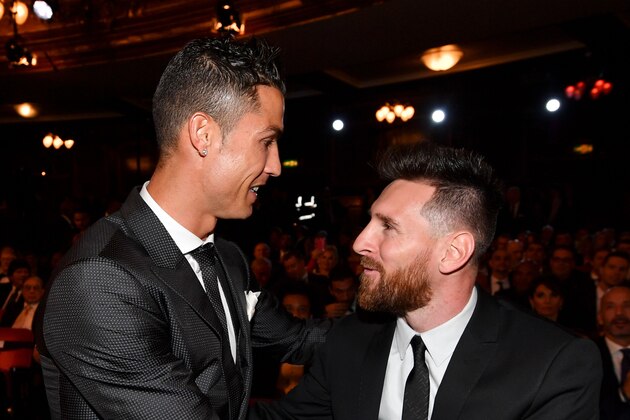 Nominees for the Best FIFA football player, Barcelona and Argentina forward Lionel Messi (R) and Real Madrid and Portugal forward Cristiano Ronaldo (L) chat before taking their seats for The Best FIFA Football Awards ceremony, on October 23, 2017 in London. / AFP PHOTO / Ben STANSALL        (Photo credit should read BEN STANSALL/AFP/Getty Images)