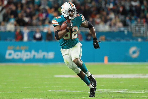 MIAMI GARDENS, FL - DECEMBER 11:  Kenyan Drake #32 of the Miami Dolphins carries the ball in the third quarter against the New England Patriots at Hard Rock Stadium on December 11, 2017 in Miami Gardens, Florida.  (Photo by Mike Ehrmann/Getty Images)