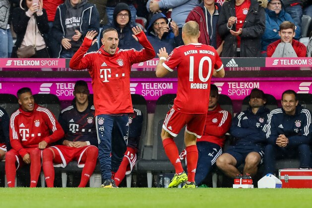 MUNICH, GERMANY - SEPTEMBER 16: Arjen Robben of Muenchen celebrates after scoring his team`s second goal with Franck Ribery of Muenchen during the Bundesliga match between FC Bayern Muenchen and 1. FSV Mainz 05 at Allianz Arena on September 16, 2017 in Munich, Germany. (Photo by TF-Images/TF-Images via Getty Images)