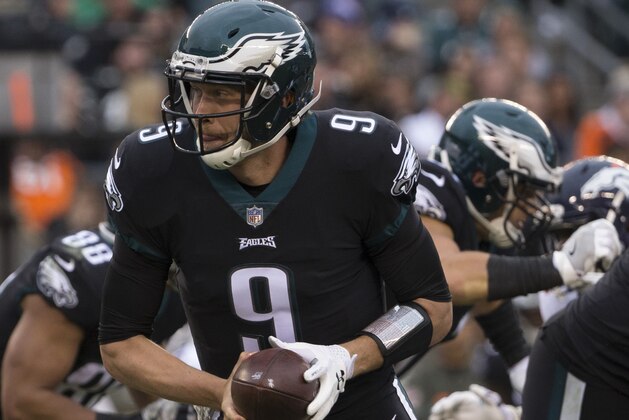 PHILADELPHIA, PA - NOVEMBER 5: Nick Foles #9 of the Philadelphia Eagles hands the ball off against the Denver Broncos at Lincoln Financial Field on November 5, 2017 in Philadelphia, Pennsylvania. (Photo by Mitchell Leff/Getty Images)