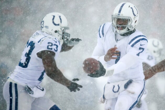 ORCHARD PARK, NY - DECEMBER 10:  Frank Gore #23 of the Indianapolis Colts takes takes a handoff from Jacoby Brissett #7 of the Indianapolis Colts during the first quarter on December 10, 2017 at New Era Field in Orchard Park, New York.  (Photo by Brett Carlsen/Getty Images)