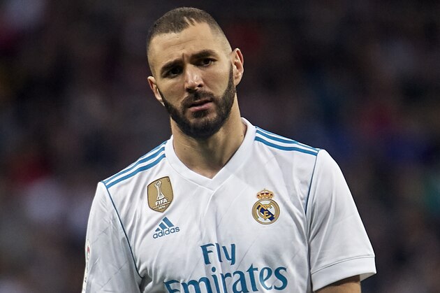 MADRID, SPAIN - NOVEMBER 25:  Karim Benzema of Real Madrid reacts during the La Liga match between Real Madrid and Malaga at Estadio Santiago Bernabeu on November 25, 2017 in Madrid, Spain.  (Photo by fotopress/Getty Images)