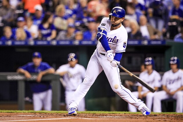 KANSAS CITY, MO - SEPTEMBER 29: Eric Hosmer #35 of the Kansas City Royals hits a RBI single against the Arizona Diamondbacks at Kauffman Stadium on September 29, 2017 in Kansas City, Missouri. (Photo by Brian Davidson/Getty Images)