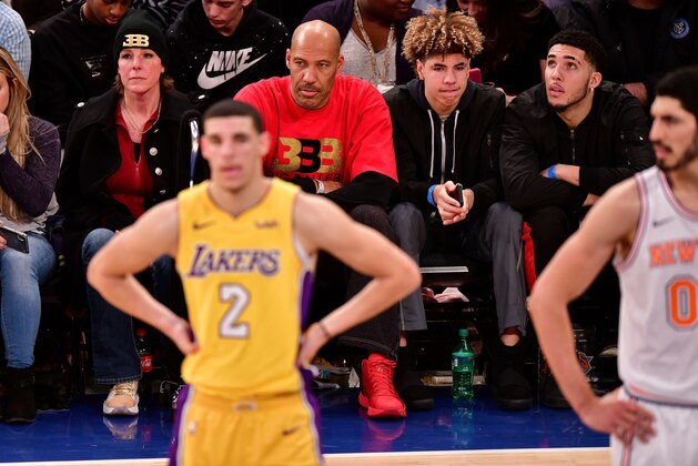 NEW YORK, NY - DECEMBER 12:  Tina Ball, Lonzo Ball, LaVar Ball, LaMelo Ball and LiAngelo Ball attend the Los Angeles Lakers Vs New York Knicks game at Madison Square Garden on December 12, 2017 in New York City.  (Photo by James Devaney/Getty Images)