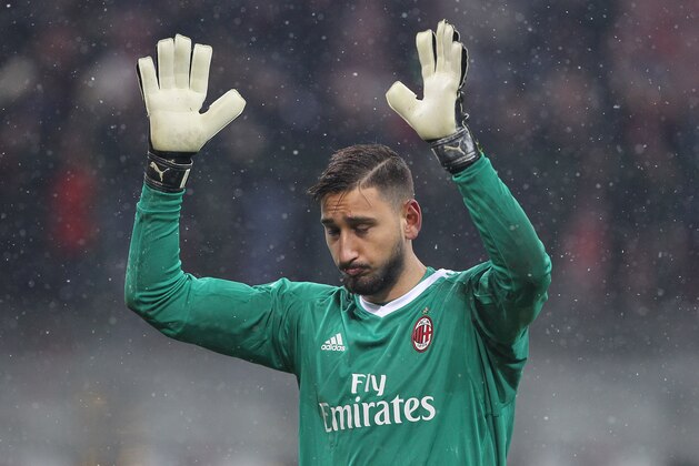MILAN, ITALY - DECEMBER 10:  Gianluigi Donnarumma of AC Milan salutes the fans at the end of the Serie A match between AC Milan and Bologna FC at Stadio Giuseppe Meazza on December 10, 2017 in Milan, Italy.  (Photo by Marco Luzzani/Getty Images)