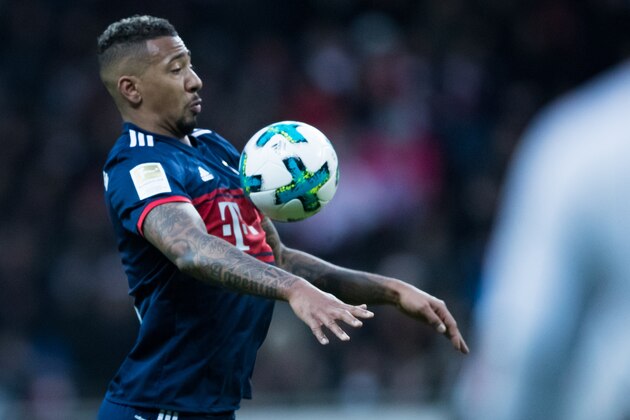 FRANKFURT AM MAIN, GERMANY - DECEMBER 09: Jerome Boateng of Muenchen controls the ball during the Bundesliga match between Eintracht Frankfurt and FC Bayern Muenchen at Commerzbank-Arena on December 9, 2017 in Frankfurt am Main, Germany. (Photo by Simon Hofmann/Getty Images)