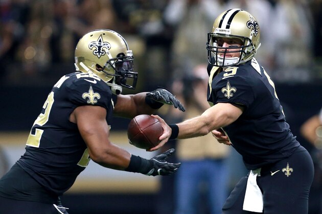 NEW ORLEANS, LA - DECEMBER 03: Drew Brees #9 of the New Orleans Saints hands the ball off to Mark Ingram #22 of the New Orleans Saints during the first half of a NFL game  against the Carolina Panthers at the Mercedes-Benz Superdome on December 3, 2017 in New Orleans, Louisiana.  (Photo by Sean Gardner/Getty Images)