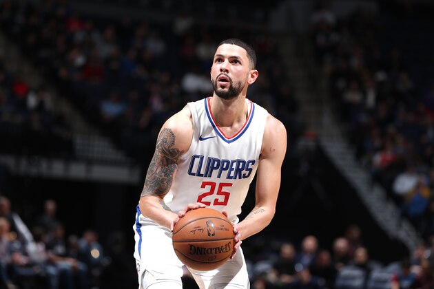MINNEAPOLIS, MN - DECEMBER 3:  Austin Rivers #25 of the LA Clippers shoots the ball against the Minnesota Timberwolves on December 3, 2017 at Target Center in Minneapolis, Minnesota. NOTE TO USER: User expressly acknowledges and agrees that, by downloading and or using this Photograph, user is consenting to the terms and conditions of the Getty Images License Agreement. Mandatory Copyright Notice: Copyright 2017 NBAE (Photo by David Sherman/NBAE via Getty Images)
