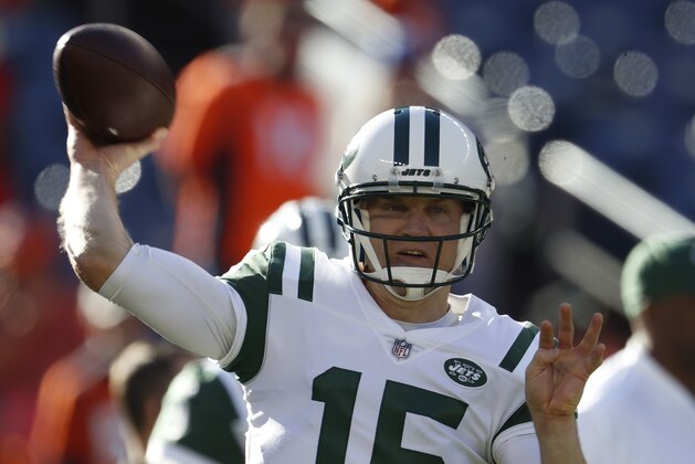 New York Jets quarterback Josh McCown (15) warms up prior to an NFL football game against the Denver Broncos, Sunday, Dec. 10, 2017, in Denver (AP Photo/Joe Mahoney)