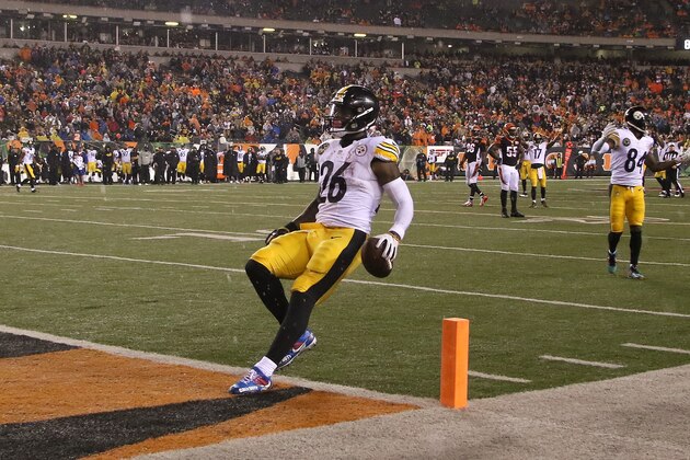 CINCINNATI, OH - DECEMBER 04:  Le'Veon Bell #26 of the Pittsburgh Steelers runs into the endzone for a touchdown against the Cincinnati Bengals during the second half at Paul Brown Stadium on December 4, 2017 in Cincinnati, Ohio.  (Photo by John Grieshop/Getty Images)