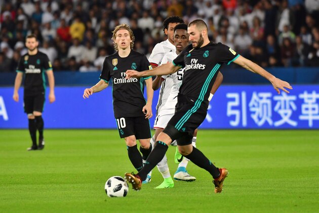 Real Madrid's French forward Karim Benzema (R) controls the ball during the FIFA Club World Cup semi-final match in the Emirati capital Abu Dhabi on December 13, 2017. / AFP PHOTO / GIUSEPPE CACACE        (Photo credit should read GIUSEPPE CACACE/AFP/Getty Images)