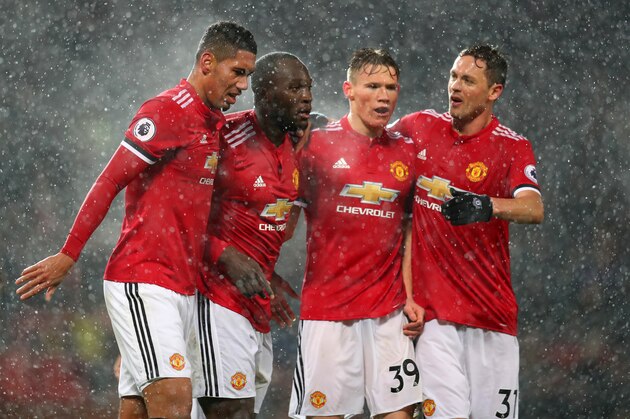MANCHESTER, ENGLAND - DECEMBER 13: Romelu Lukaku of Manchester United celebrates after scoring his sides first goal with his Manchester United team mates during the Premier League match between Manchester United and AFC Bournemouth at Old Trafford on December 13, 2017 in Manchester, England.  (Photo by Catherine Ivill/Getty Images)