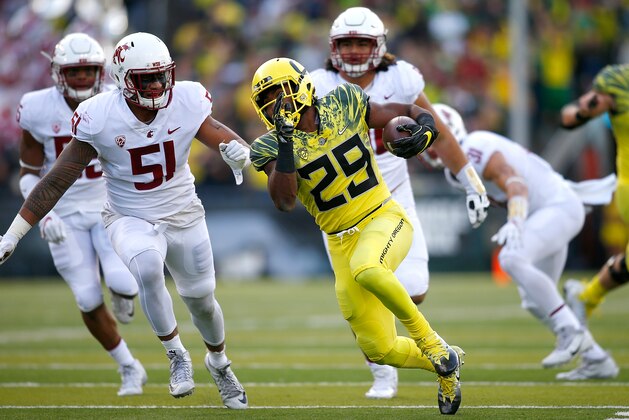 EUGENE, OR - OCTOBER 07: Kani Benoit #29 of the Oregon Ducks runs the ball against the Washington State Cougars at Autzen Stadium on October 7, 2017 in Eugene, Oregon. (Photo by Jonathan Ferrey/Getty Images)