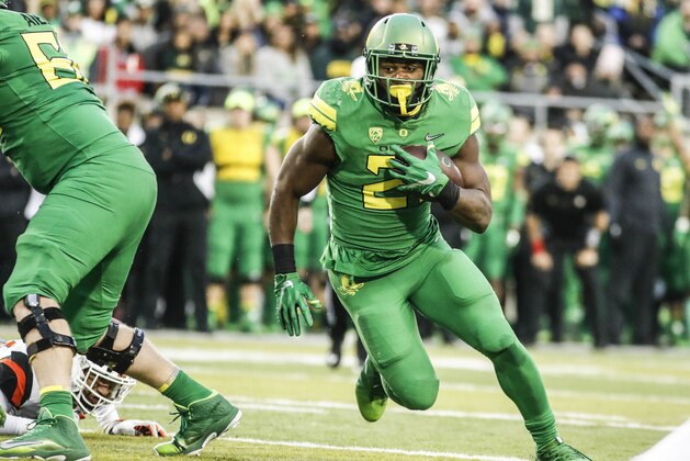 Oregon running back Royce Freeman (21), runs a first half touchdown  against Oregon State in an NCAA college football game Saturday, Nov. 25, 2017 in Eugene, Ore. (AP Photo/Thomas Boyd)
