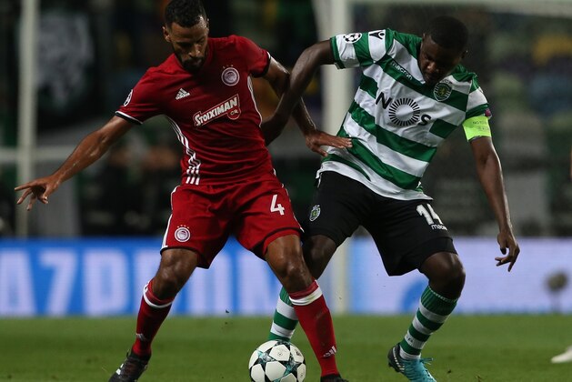 LISBON, PORTUGAL - NOVEMBER 22: Olympiakos Piraeus midfielder Alaixys Romao from Tongo with Sporting CP midfielder William Carvalho from Portugal in action during the UEFA Champions League match between Sporting Clube de Portugal and Olympiakos Piraeus at Estadio Jose Alvalade on November 22, 2017 in Lisbon, Portugal.  (Photo by Gualter Fatia/Getty Images)