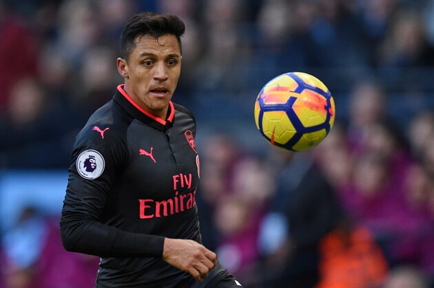 Arsenal's Chilean striker Alexis Sanchez runs with the ball during the English Premier League football match between Manchester City and Arsenal at the Etihad Stadium in Manchester, north west England, on November 5, 2017. / AFP PHOTO / Oli SCARFF / RESTRICTED TO EDITORIAL USE. No use with unauthorized audio, video, data, fixture lists, club/league logos or 'live' services. Online in-match use limited to 75 images, no video emulation. No use in betting, games or single club/league/player publications.  /         (Photo credit should read OLI SCARFF/AFP/Getty Images)