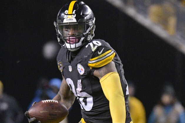 Pittsburgh Steelers running back Le'Veon Bell (26) plays in an NFL football game against the Baltimore Ravens, Sunday, Dec. 10, 2017, in Pittsburgh. (AP Photo/Don Wright)