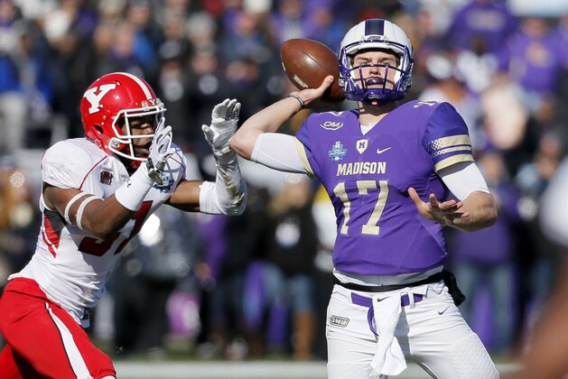 Youngstown State cornerback David Rivers (31) pressures as James Madison quarterback Bryan Schor (17) throws a touchdown pass in the first half of the FCS championship NCAA college football game, Saturday, Jan. 7, 2017, in Frisco, Texas. (AP Photo/Tony Gutierrez)
