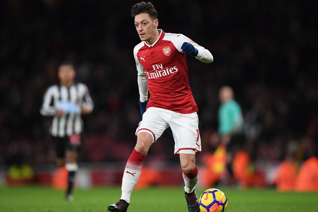 LONDON, ENGLAND - DECEMBER 16:  Mezut Ozil of Arsenal runs with the ball during the Premier League match between Arsenal and Newcastle United at Emirates Stadium on December 16, 2017 in London, England. (Photo by Shaun Botterill/Getty Images)