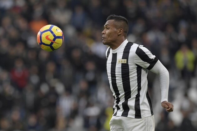 Juventus' Brazilian defender Alex Sandro Lobo Silva controls the ball during the Italian Serie A football match Juventus vs Benevento at the Juventus stadium in Turin on November 5, 2017. / AFP PHOTO / MIGUEL MEDINA        (Photo credit should read MIGUEL MEDINA/AFP/Getty Images)
