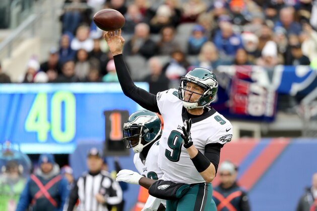 EAST RUTHERFORD, NJ - DECEMBER 17:  Nick Foles #9 of the Philadelphia Eagles throws a pass against the New York Giants during the first quarter in the game at MetLife Stadium on December 17, 2017 in East Rutherford, New Jersey.  (Photo by Elsa/Getty Images)