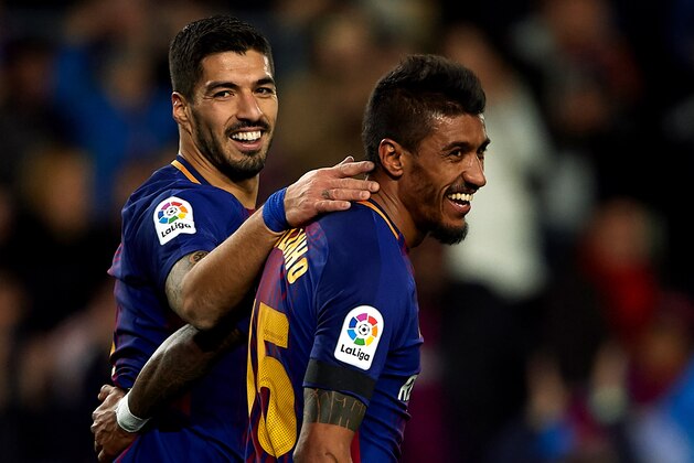 BARCELONA, SPAIN - DECEMBER 17:  Paulinho (R) of Barcelona celebrates scoring his team's second goal with his teammate Luis Suarez during the La Liga match between Barcelona and Deportivo de La Coruna at Camp Nou on December 17, 2017 in Barcelona, Spain.  (Photo by Manuel Queimadelos Alonso/Getty Images)