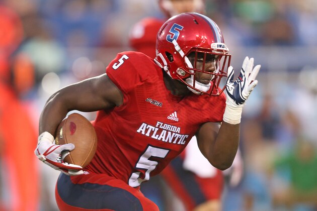 BOCA RATON, FL - NOVEMBER 3: Devin Singletary #5 of the Florida Atlantic Owls runs with the ball against the Marshall Thundering Herd at FAU Stadium on November 3, 2017 in Boca Raton, Florida. FAU defeated Marshall 30-25. (Photo by Joel Auerbach/Getty Images)