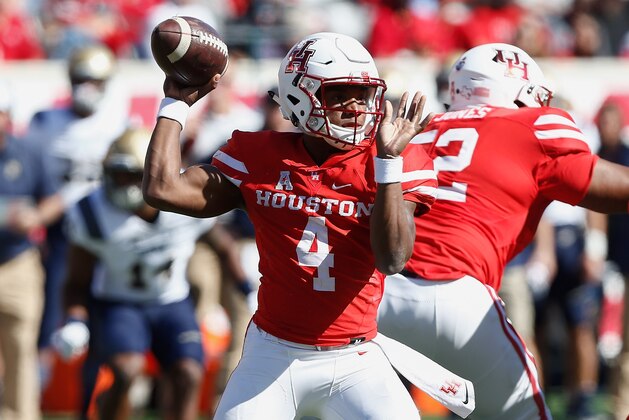 HOUSTON, TX - NOVEMBER 24:  D'Eriq King #4 of the Houston Cougars throws a pass against the Navy Midshipmen on November 24, 2017 in Houston, Texas.  (Photo by Bob Levey/Getty Images)
