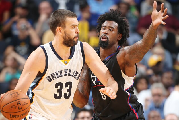 MEMPHIS, TN - NOVEMBER 4:  Marc Gasol #33 of the Memphis Grizzlies handles the ball against DeAndre Jordan #6 of the LA Clippers during a game on November 4, 2016 at FedExForum in Memphis, Tennessee. NOTE TO USER: User expressly acknowledges and agrees that, by downloading and or using this photograph, User is consenting to the terms and conditions of the Getty Images License Agreement. Mandatory Copyright Notice: Copyright 2016 NBAE (Photo by Joe Murphy/NBAE via Getty Images)