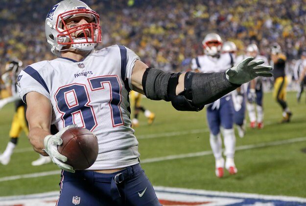 New England Patriots tight end Rob Gronkowski (87) plays against the Pittsburgh Steelers, in an NFL football game, Sunday, Dec. 17, 2017, in Pittsburgh. (AP Photo/Keith Srakocic)