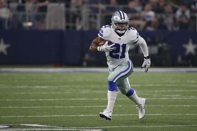 ARLINGTON, TX - NOVEMBER 5:  Ezekiel Elliott #21 of the Dallas Cowboys runs the ball as the Cowboys play the Kansas City Chiefs at AT&T Stadium on November 5, 2017 in Arlington, Texas. (Photo by Ron Jenkins/Getty Images)