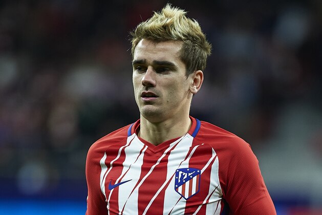 MADRID, SPAIN - DECEMBER 16:  Antoine Griezmann of Atletico de Madrid looks on during the La Liga match between Atletico Madrid and Deportivo Alaves at Estadio Wanda Metropolitano on December 16, 2017 in Madrid, Spain.  (Photo by fotopress/Getty Images)