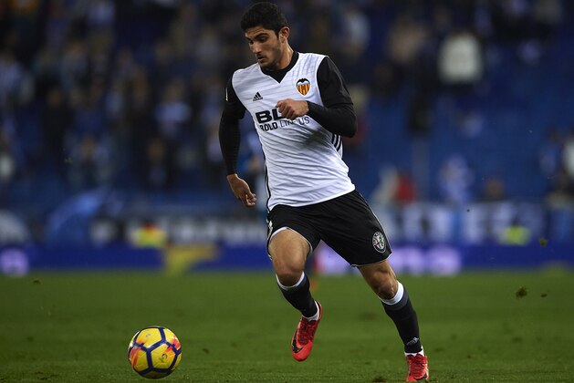 BARCELONA, SPAIN - NOVEMBER 19:  Goncalo Guedes of Valencia runs with the ball during the La Liga match between Espanyol and Valencia at Cornella-El Prat stadium on November 19, 2017 in Barcelona, Spain.  (Photo by Manuel Queimadelos Alonso/Getty Images)
