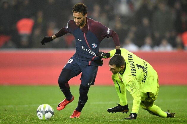 Paris Saint-Germain's Brazilian forward Neymar (L) vies with Caen's French goalkeeper Remy Vercoutre during the French L1 football match between Paris Saint-Germain and Caen at the Parc des Princes stadium in Paris on December 20, 2017.  / AFP PHOTO / FRANCK FIFE        (Photo credit should read FRANCK FIFE/AFP/Getty Images)